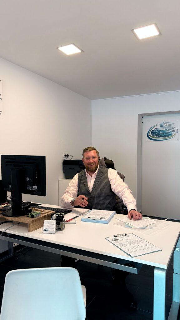 Bürobild mit Person die am Schreibtisch sitzt