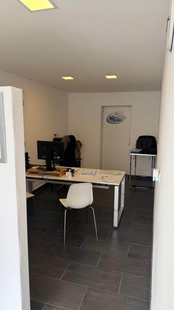 Bürobild mit Schreibtisch